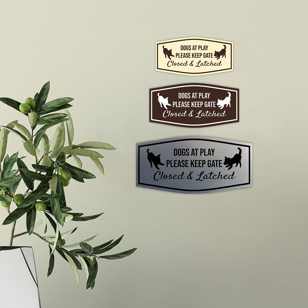 Motto Lita Fancy Paws, Dogs At Play Please Keep Gate Closed & Latched Sign (Brushed Silver) - Medium