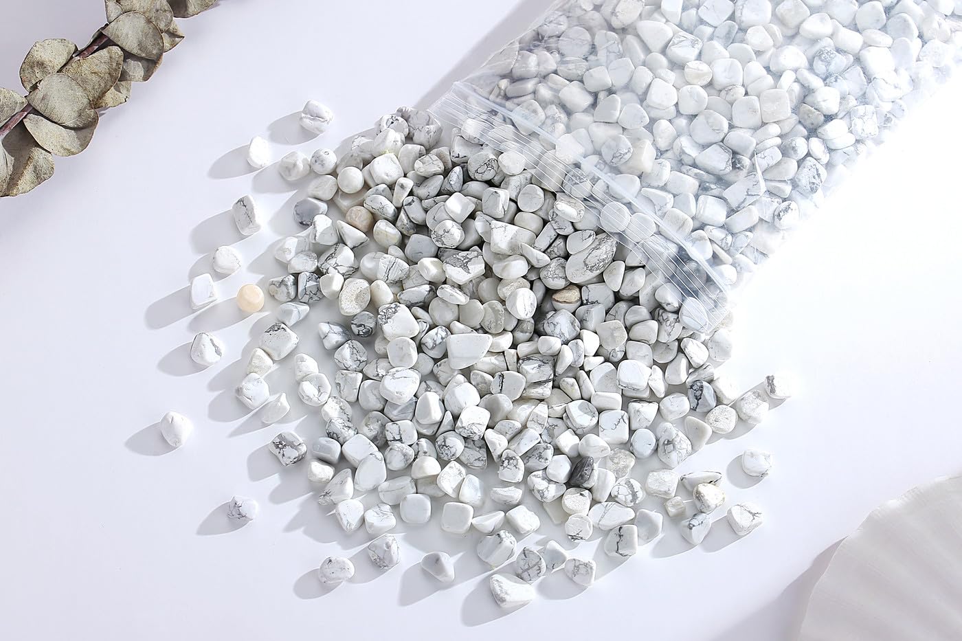 QINJIEJIE 0.9Lbs White Howlite Rocks for Plants Decorative Stones Aquarium Gravel Terrarium Pebbles Vase Filler Fish Tank Bowl S