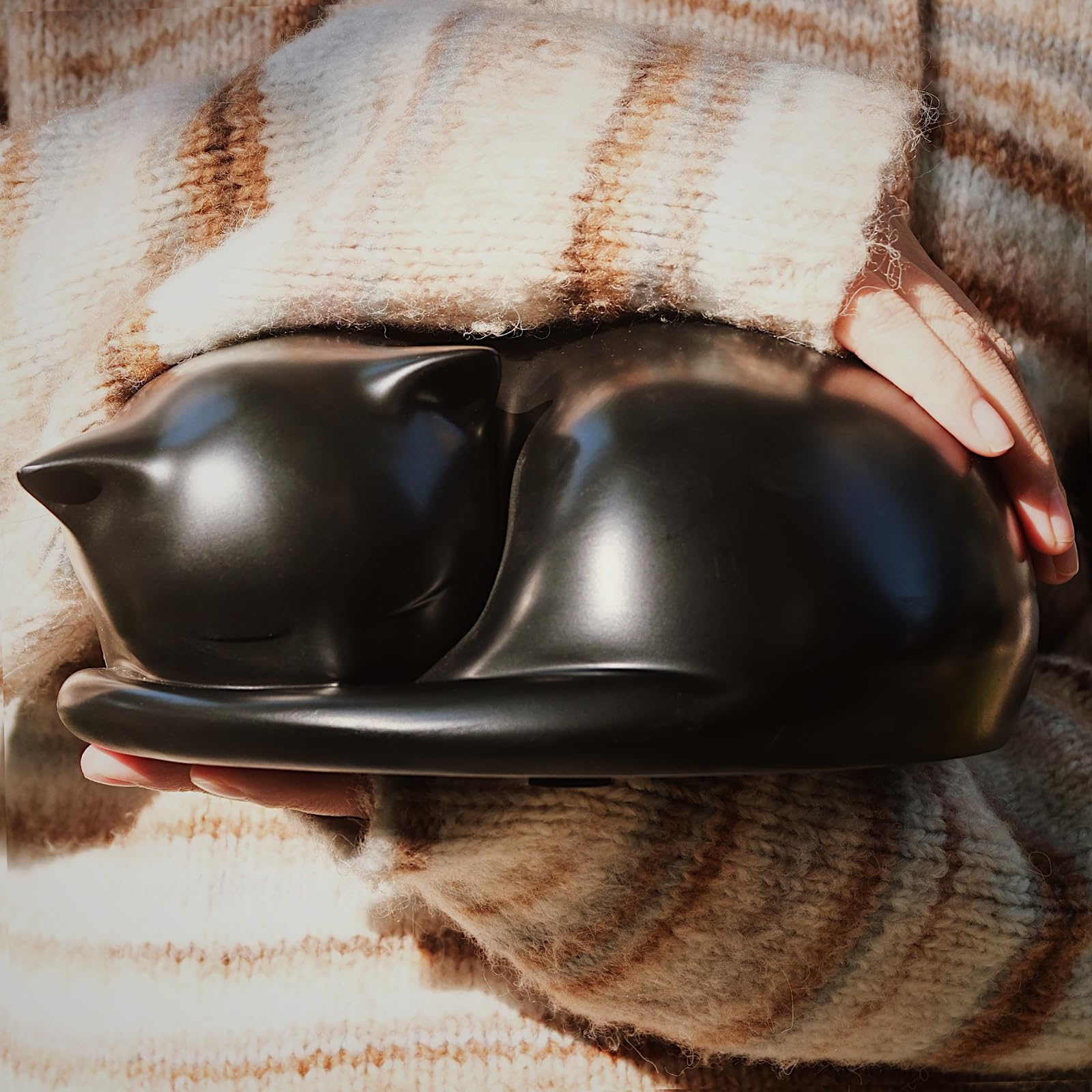 Fufyukey Cat Urn, Black Resin, Sleeping Kitty Pet Memorial Keepsake Funeral Urn For Cats Ashes, Up To 8Kg, 7.87 X 7.87 X 3.15 In