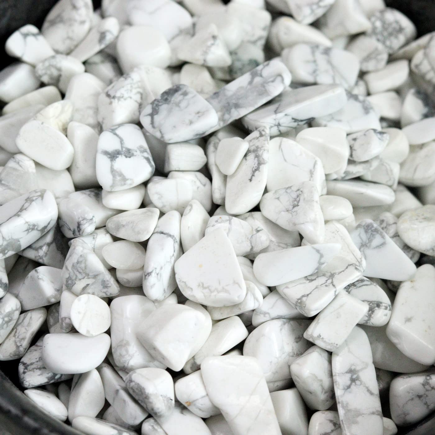 Howlite Aquarium Gravel Rocks Natural Tumbled Healing Crystal Chips Bulk Gemstones Crushed Stones For Fountain Vase Filler Planters Decorative Fish Tank Potted Reiki Energy Balancing 0.45Lb