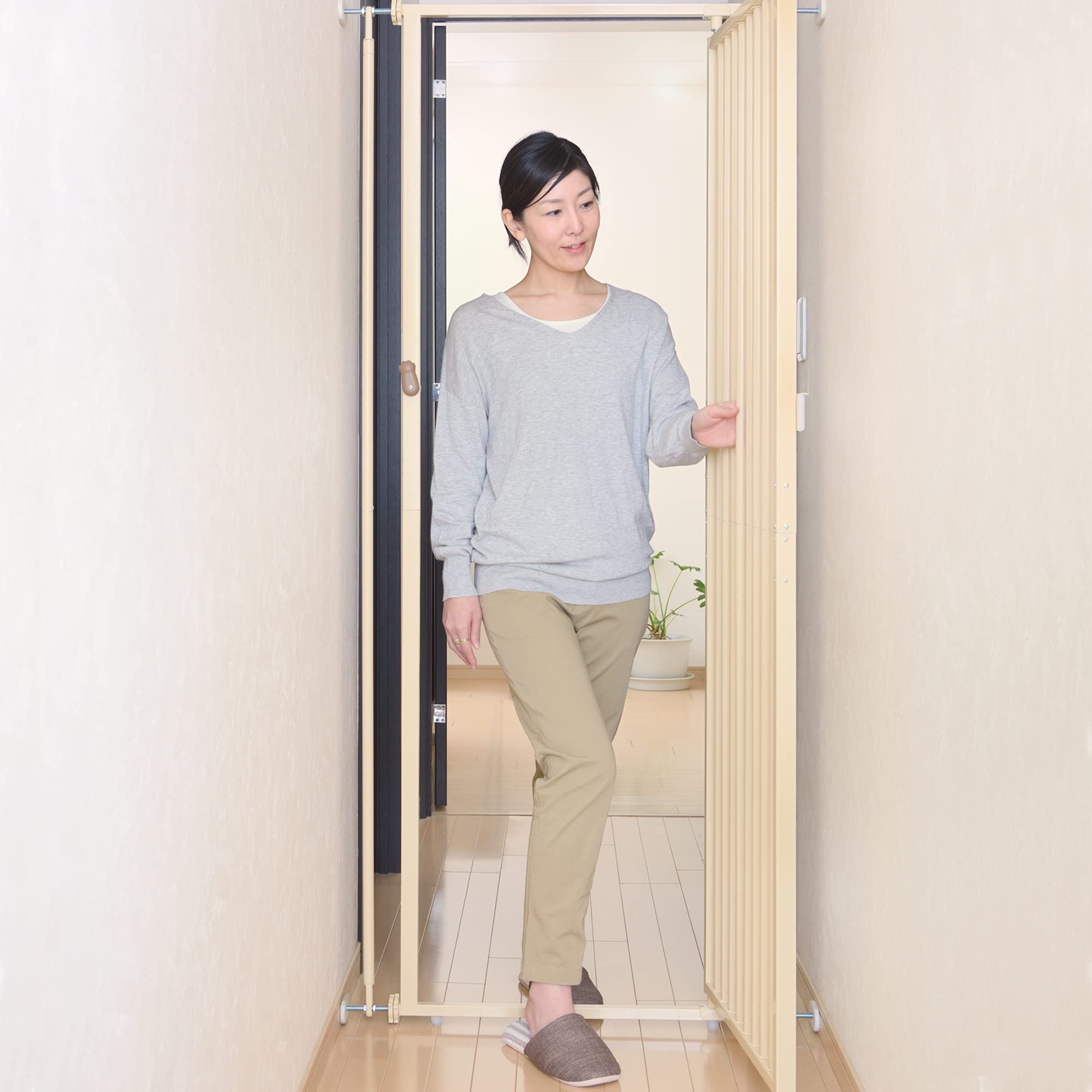 Richell USA - Cat Safety Gate (94951) (Beige)