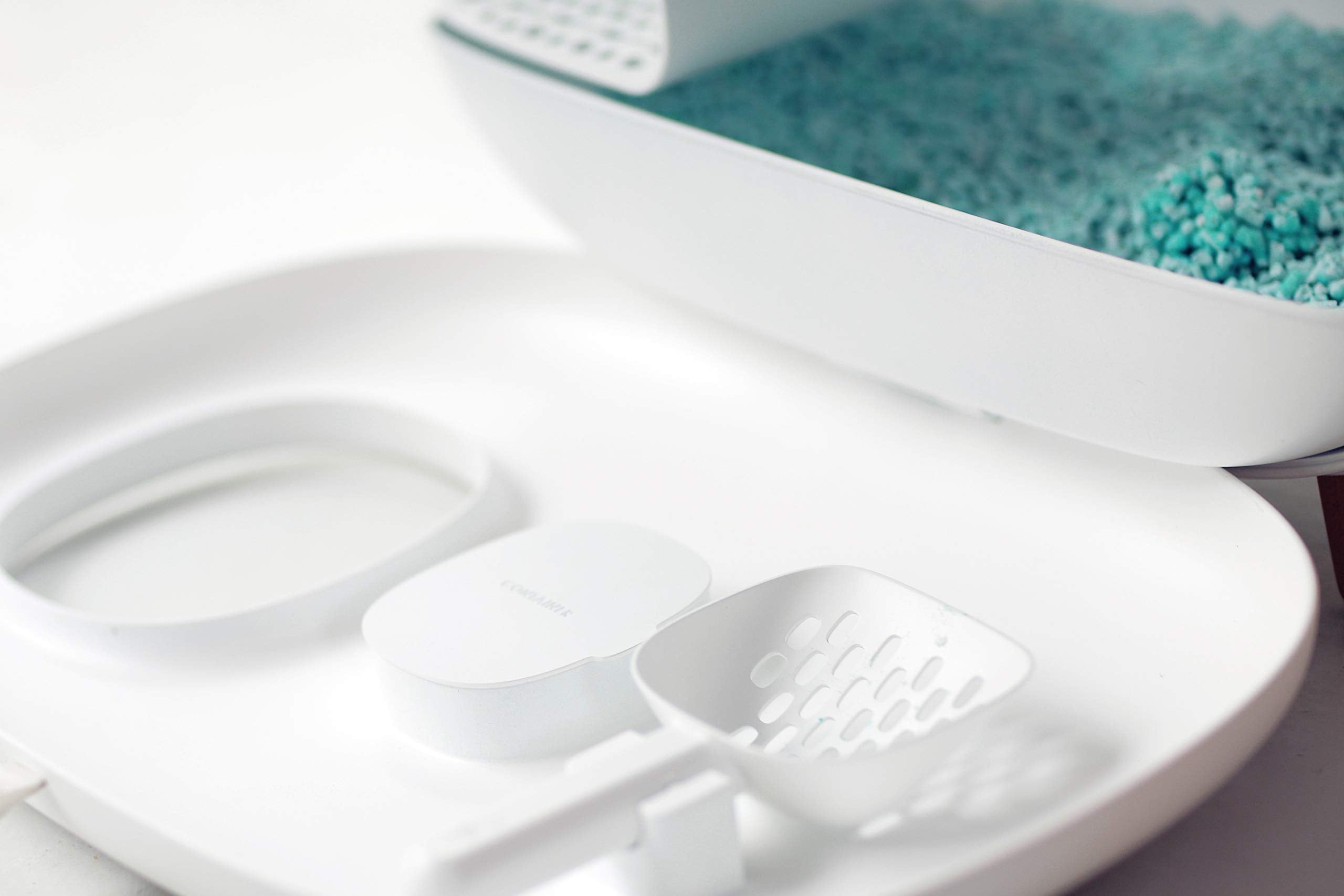 Sikoon Large Classic White Cat Litter Box - Enclosed Design, Easy Clean, Prevents Sand Leakage, Includes Litter Scoop