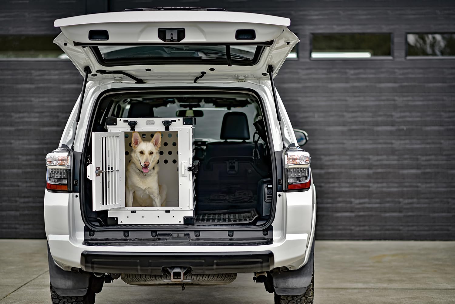 K9 Kennel Boss - Heavy Duty Fully Collapsible Powder-Coated Aluminum Dog Crate - Medium (White)