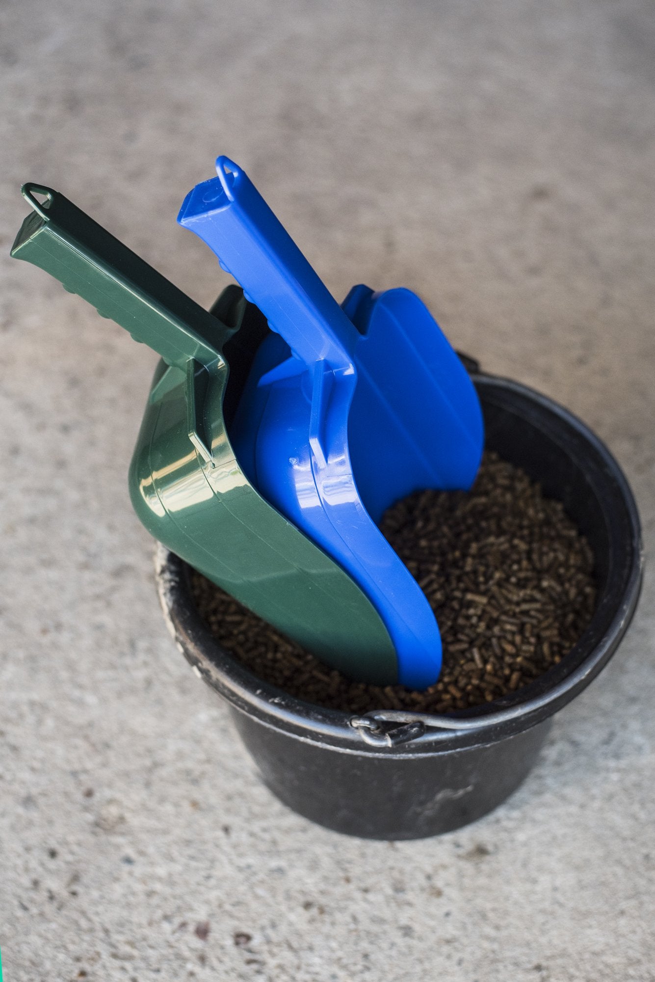 Little Giant Plastic Utility Scoop | Heavy Duty Durable Stackable Farm Scoop | 5 Pint | Ranchers, Homesteaders and Livestock Far