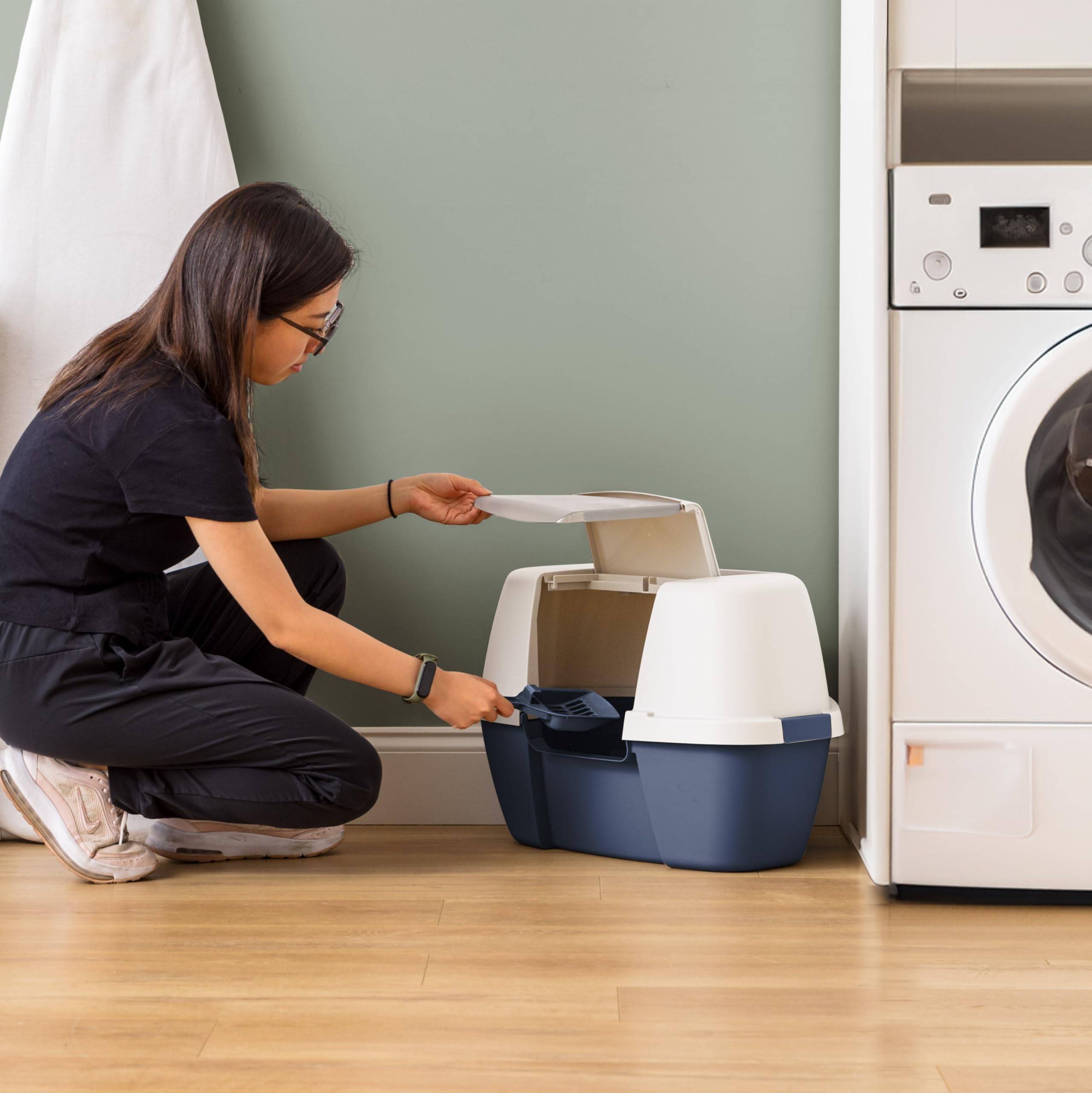 Iris Usa Corner Cat Litter Box Enclosed With Scoop - Privacy And Easy Access For Cleaning, Odor Defensive Hooded Litter Tray, Sturdy Stain Resisting Plastic, Fits In Most Corners, Navy/White