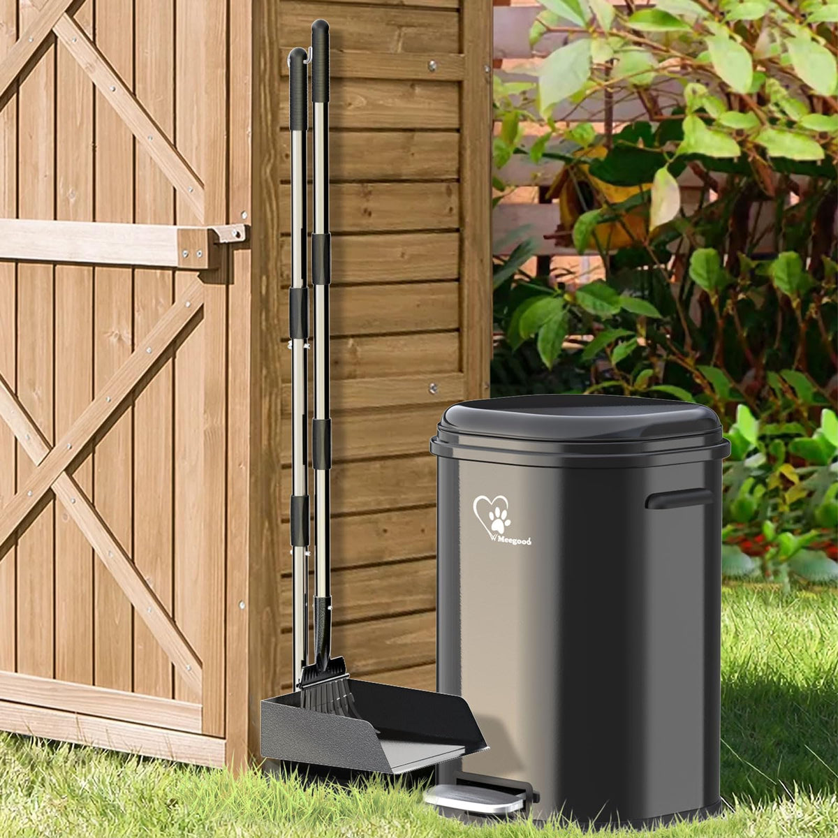 Meegood Dog Poop Trash Can Outside, Waste Bin with Lid and Removable Inner,Metal Rake Pooper Scoope,Odor Control for Indoor/Outd