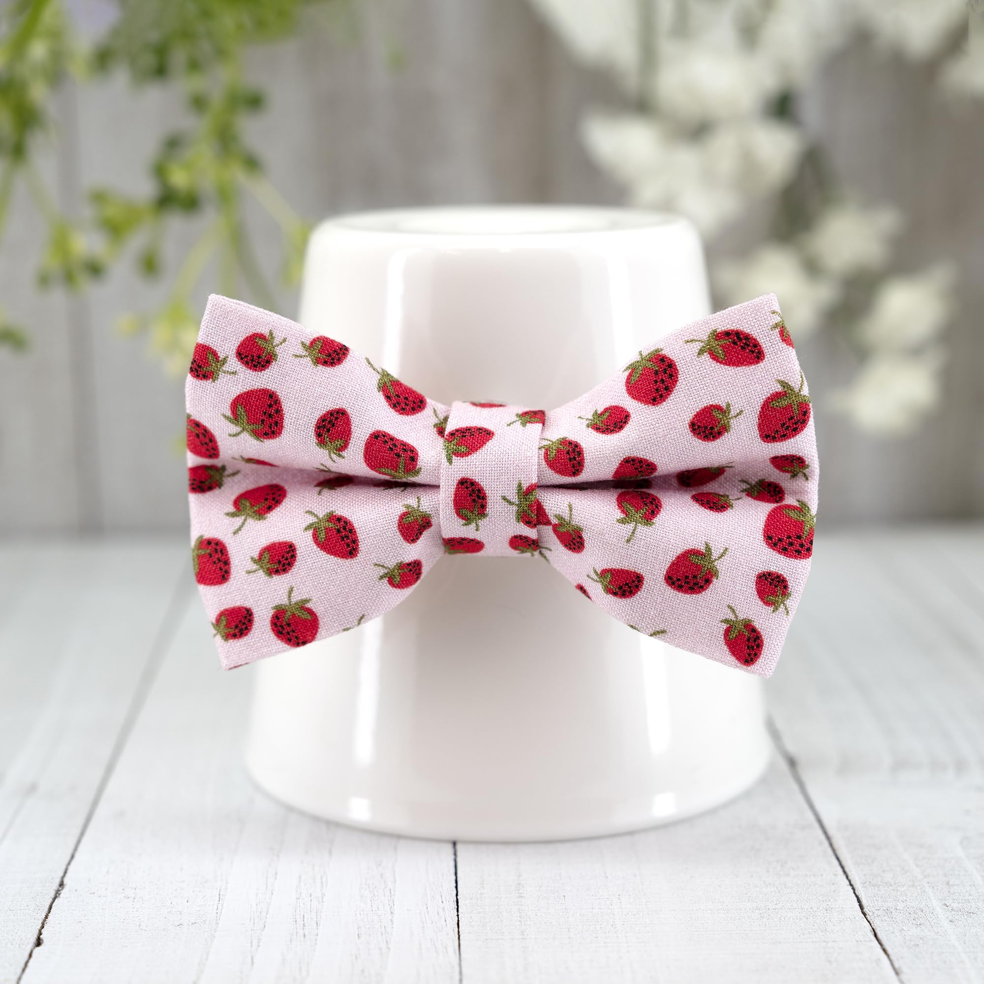 Ultra Joys Breakaway Cat Collar Kitten Collar With Bell, Bowtie & Bandana - Strawberry Small