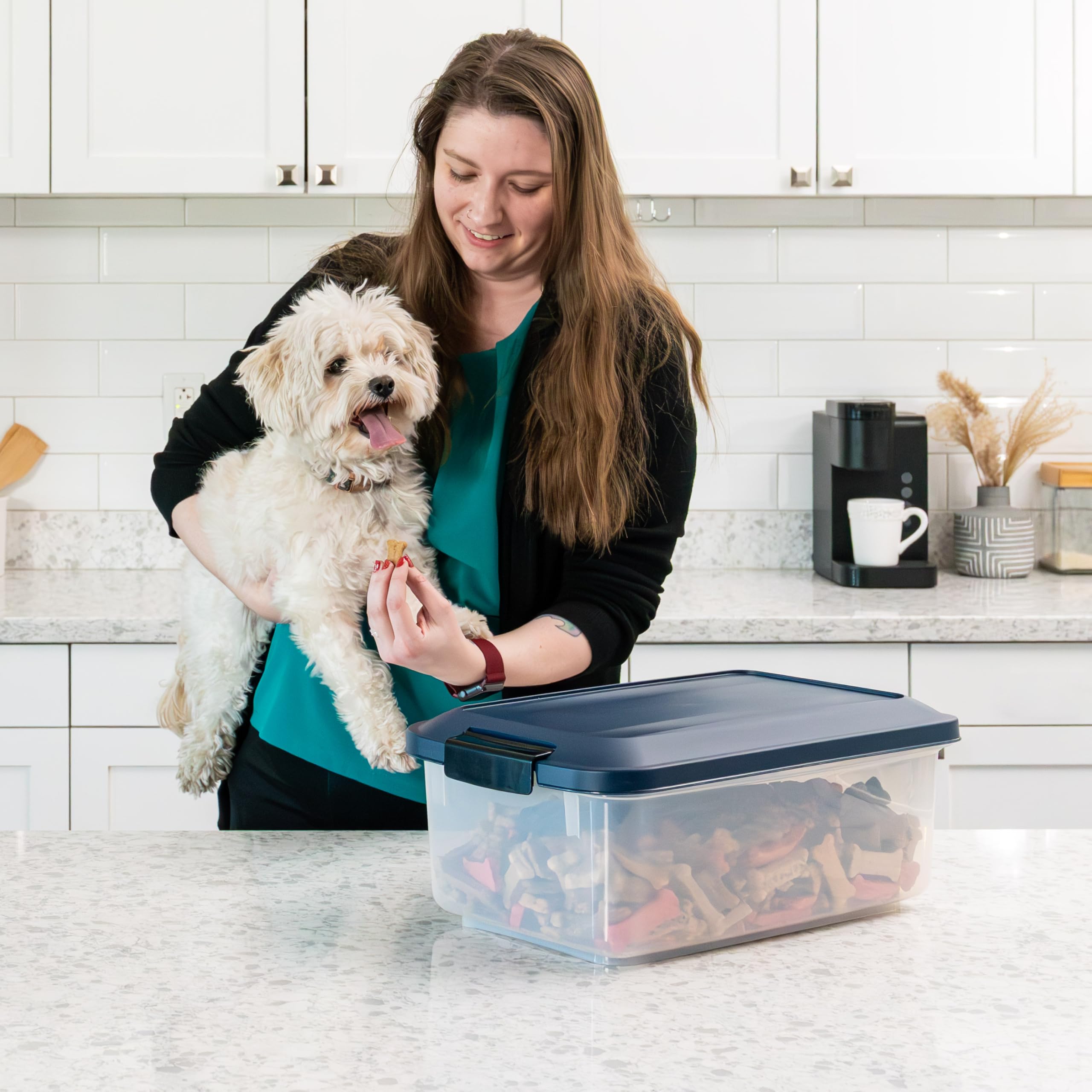 IRIS USA WeatherPro Airtight Pet Food Storage Container, Up to 14 lbs, Dog Cat Bird and Other Pet Food Storage Bin Keep Pests Ou